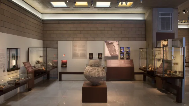 251581a9-1ec9-467b-89c8-44ded62d2dc2-thiva_museum_5_en